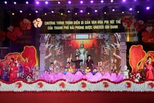 El programa de espectáculos que presenta los patrimonios culturales inmateriales reconocidos por la UNESCO en la ciudad de Hai Phong. (Fotografía: VNA)