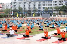 Casi dos mil personas practicarán yoga en la provincia de Quang Ninh. (Fotografía: VNA)