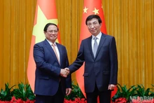 El primer ministro de Vietnam, Pham Minh Chinh, se reúne con Wang Huning, miembro del Comité Permanente del Buró Político del Comité Central del Partido Comunista de China y presidente del Comité Nacional de la Conferencia Consultiva Política del Pueblo Chino. (Fotografía: Nhat Bac)