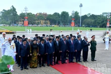 La delegación de dirigentes y exdirigentes del Partido y del Estado rinde homenaje al Presidente Ho Chi Minh. (Fotografía: Nhan Dan)