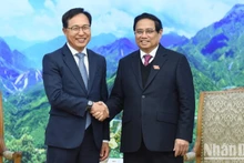 El primer ministro de Vietnam, Pham Minh Chinh (derecha), y el director general de Samsung Vietnam, Choi Joo Ho. (Fotografía: Nhan Dan)