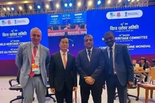 Ha Kim Ngoc, presidente de la Comisión Nacional de Vietnam para la Unesco, y algunos líderes de la Unesco en la sesión. (Fotografía: VNA)
