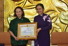 La presidenta de la VUFO, Nguyen Phuong Nga, entrega un Certificado de Mérito a Poldi María Sosa Schmidt, titular del Instituto Cultural Argentina-Vietnam. (Fotografía: VNA)