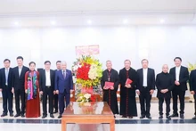 El presidente del Frente de la Patria, Do Van Chien, felicita por Navidad a la comunidad cristiana en la ciudad de Vinh, cabecera de la central provincia de Nghe An. (Fotografía: Nhan Dan)