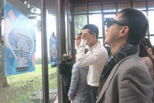 Turistas prueban el servicio de realidad virtual en la ciudadela. (Fotografía: baothuathienhue.vn)