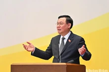 El presidente de la Asamblea Nacional de Vietnam, Vuong Dinh Hue, habla en la conferencia. (Fotografía: Nhan Dan)