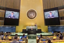 El representante permanente de Vietnam ante la ONU habla en una sesión de la Asamblea General. (Fotografía: Ministerio de Relaciones Exteriores de Vietnam)