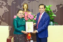 El presidente del Comité Popular de la provincia Ha Tinh, Vo Trong Hai, entrega un obsequio conmemorativo a la embajadora laosiana en Vietnam, Khamphao Ernthavanh. (Fotografía: dangcongsan.vn)