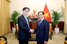 El ministro de Relaciones Exteriores de Vietnam, Bui Thanh Son (derecha), y el primer viceministro de Asuntos Exteriores de Corea del Sur, Chang Ho-jin. (Fotografía: baoquocte.vn)