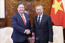 El presidente de Vietnam, To Lam (derecha), recibe al embajador de Estados Unidos en el país, Marc Evans Knapper. (Fotografía: VNA)