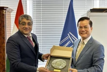 El vicecanciller vietnamita Ha Kim Ngoc (derecha), presidente del Comité Nacional para la Unesco, y el titular del Comité del Patrimonio de la Humanidad, Vishal Sharma. (Fotografía: VNA)