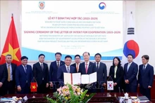 Los dos ministros firman una carta de intención de cooperación en la construcción de un sistema de información jurídica en Vietnam para el período 2025-2029. (Fotografía: VNA)