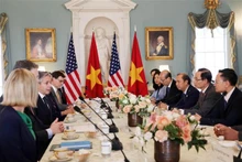 El jefe de la Comisión de Relaciones Exteriores del Comité Central del Partido Comunista de Vietnam, Le Hoai Trung, se reúne con el secretario de Estado de Estados Unidos, Antony Blinken. (Fotografía: VNA)
