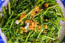 El “rau muong xao toi”, o akankong salteado con ajo. (Fotografía: vov.vn)