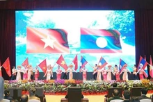 Una de las actuaciones artísticas en saludo al 60 aniversario del establecimiento de los lazos diplomáticos Laos-Vietnam. (Fotografía: VNA)