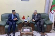 El embajador de Vietnam en Argelia, Tran Quoc Khanh, y el gobernador de la provincia de Touggourt, Othmane Abdelaziz. (Fotografía: VNA)