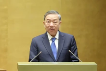 El secretario general del Partido Comunista de Vietnam, To Lam, interviene en el simposio. (Fotografía: VGP)