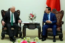 El vice primer ministro vietnamita Tran Hong Ha (derecha) y Graham Stuart, ministro británico de Seguridad Energética y Net Zero. (Fotografía: VNA)