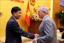 El vicepresidente de la Asamblea Nacional de Vietnam Vu Hong Thanh recibe al presidente y director general del Consejo Empresarial Estados Unidos-Asean, Ted Osius. (Fotografía: VNA)