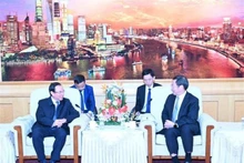 El secretario del Comité del PCV en Ciudad Ho Chi Minh, Nguyen Van Nen, y Zhu Zhisong, secretario del Partido en la Nueva Área de Pudong (Shanghái). (Fotografía: VNA)