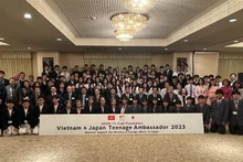 Estudiantes de ambos países tomaron fotografías de recuerdo. (Fotografía: VNA)