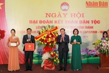 [Foto] Presidente del Parlamento vietnamita asiste a festival local de gran unidad nacional