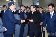 El primer ministro de Vietnam, Pham Minh Chinh, entrega dinero de suerte a empleados en la estación de tren de Hanói. (Fotografía: Nhan Dan)