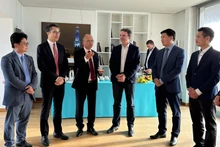 El alcalde Eric Piolle, el embajador Dinh Toan Thang y otros delegados. (Fotografía: VNA)