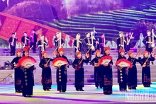 La presentación del canto Then del distrito de Binh Lieu en el carnaval contribuye a publicitar ese patrimonio cultural atesorado por la etnia local Tay. (Fotografía: Nhan Dan)