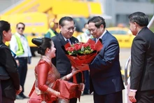El primer ministro Pham Minh Chinh y su comitiva son recibidos en el aeropuerto por el ministro de Energía y Minas de Laos, Phosay Sayyasone, y otros funcionarios laosianos, junto con el embajador vietnamita en Laos, Nguyen Minh Tam, entre otros diplomáticos. (Fotografía: VNA)