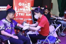 Voluntarios donan sangre en el programa de “Recorrido Rojo de 2023” en Hanói. (Fotografía: VNA)