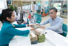 En un banco. (Fotografía: VNA)