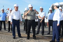 El primer ministro de Vietnam, Pham Minh Chinh, inspecciona la construcción del Centro Nacional de Exposiciones y el puente de Tu Lien en el distrito capitalino de Dong Anh. (Fotografía: Nhan Dan)