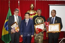 Desde la izquierda: Ricardo Almeida, en representación de Miguel Peña, cónsul honorario de Vietnam en Bolivia; el embajador Bui Van Nghi; João Reis, cónsul honorario de Vietnam en el estado de Minas Gerais de Brasil, y el periodista Valter Xéu, director general del grupo de comunicación Patria Latina, en la cita. (Fotografía: VNA)