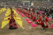 Una actuación estudiantil en el festival Xoe Thai, Dien Bien. (Fotografía: VNA)