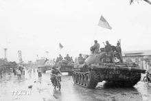 Los tanques de la Brigada 203, adscrita a la División 304, del Cuerpo de Ejército 2 avanzan para liberar Da Nang el 29 de marzo de 1975. (Fotografía: VNA)