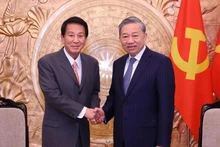 El secretario general del Partido Comunista de Vietnam, To Lam (derecha), recibe a Sugi Ryotaro, exembajador especial de las relaciones Vietnam-Japón. (Fotografía: VNA)