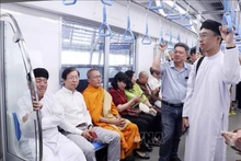 Representantes étnicos y religiosos prueban la primera línea de metro de Ciudad Ho Chi Minh. (Fotografía: VNA)