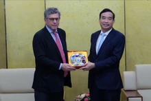 El presidente del Comité Popular de Da Nang, Le Trung Chinh (derecha), entrega un regalo al embajador de Brasil en Vietnam, Marco Farani. (Fotografía: danang.gov.vn)