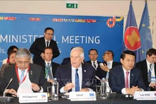 El Alto Representante de la UE para Asuntos Exteriores y Política de Seguridad y vicepresidente de la Comisión Europea, Joseph Borrell (centro). (Fotografía: VNA)
