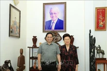 El primer ministro de Vietnam, Pham Minh Chinh, visita a la familia del exprimer ministro Vo Van Kiet. (Fotografía: VNA)