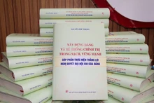 El libro “Construir un partido y un sistema político transparente y fuerte para contribuir a implementar con éxito la Resolución del XIII Congreso Nacional del Partido” recopila discursos, artículos, entrevistas, cartas, telegramas del secretario general del Partido Comunista de Vietnam, Nguyen Phu Trong, en 2023. (Fotografía: Nhan Dan)