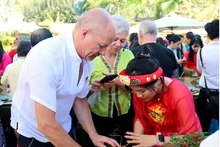 Los visitantes extranjeros experimentan la elaboración de Banh Chung. (Fotografía: dangcongsan.vn)