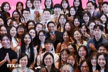 El primer ministro Pham Minh Chinh (centro) se reúne con estudiantes vietnamitas y representantes de la comunidad vietnamita en la ciudad de Chongqing. (Fotografía: VNA)