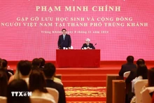 [Foto] Premier vietnamita se reúne con compatriotas en ciudad china de Chongqing
