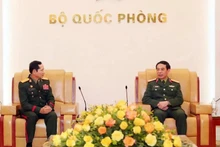 El ministro vietnamita de Defensa, general Phan Van Giang, (derecha), y el teniente general Saichay Kommasith, viceministro de Defensa y jefe del Estado Mayor del Ejército Popular de Laos. (Fotografía: VNA)