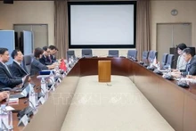 En la reunión de trabajo entre el ministro vietnamita de Información y Comunicación, Nguyen Manh Hung, y el ministro de Estado de Economía, Comercio e Industria de Japón, Kozuki Ryosuke. (Fotografía: VNA)