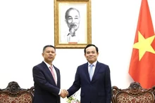 El vice primer ministro vietnamita Tran Luu Quang recibe en Hanói a Gao Jifan, fundador y presidente del grupo Trina Solar. (Fotografía: VNA)