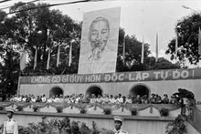 Millones de habitantes en Saigón acuden el 15 de mayo de 1975 a la plaza frente a la sede del Comité de Administración Militar municipal para asistir a la celeración de la victoria. El presidente Ton Duc Thang y numerosos dirigentes del Partido, el Gobierno y el Frente de la Patria de Vietnam asisten al evento. (Fotografía: VNA)