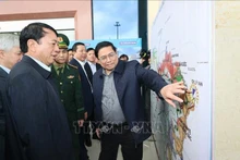 El primer ministro Pham Minh Chinh inspecciona la operación de la puerta fronteriza internacional de Tra Linh, distrito de Trung Khanh. (Fotografía: VNA)